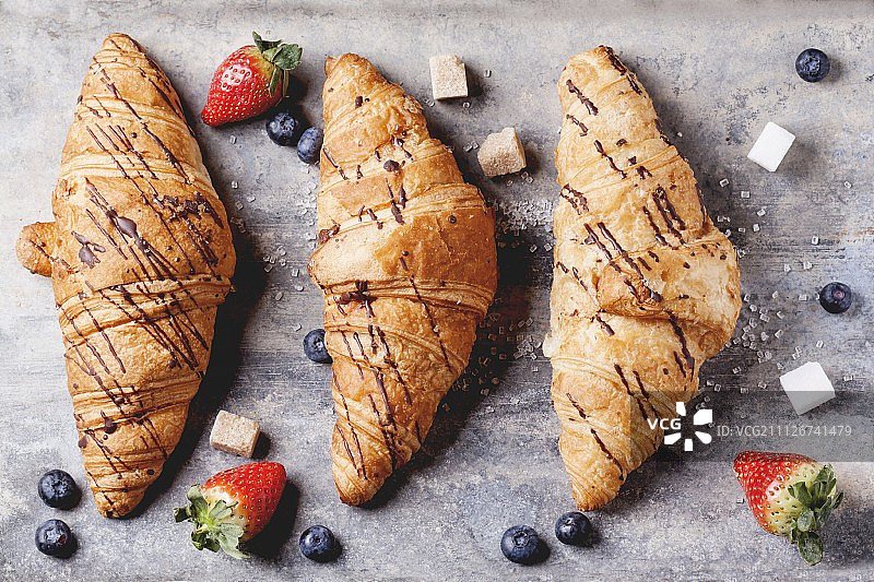 三个蓝莓草莓方糖羊角面包图片素材