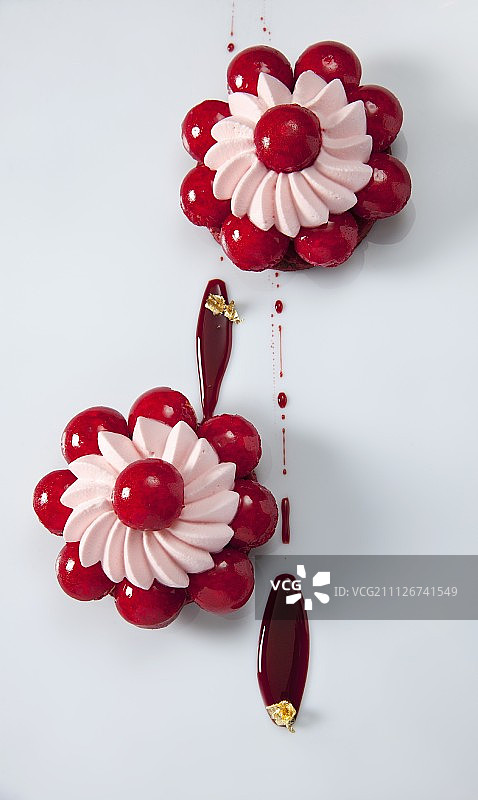 草莓酱圣奥诺雷蛋糕图片素材