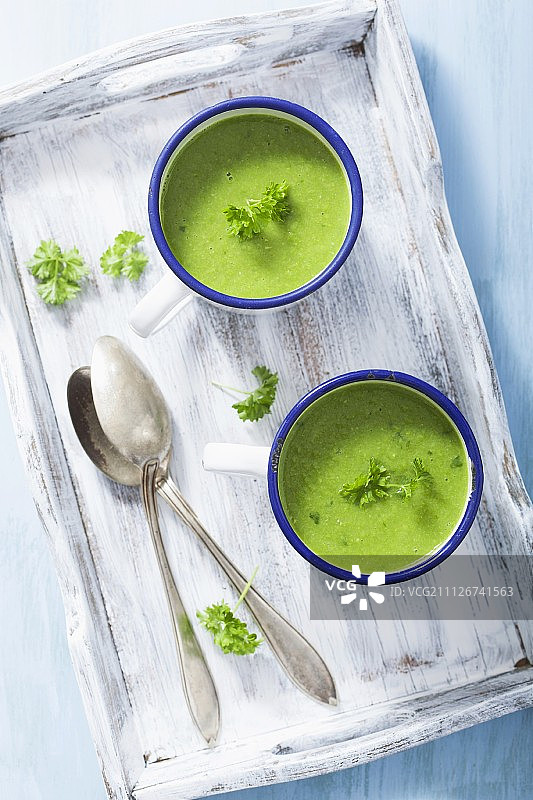 欧芹装饰奶油豌豆浓汤图片素材