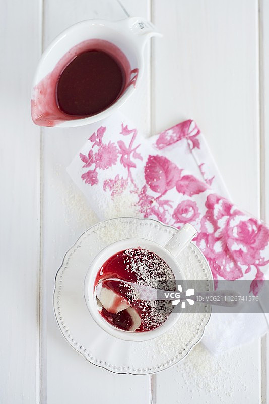 覆盆子库利和椰丝意式奶冻（俯视）图片素材