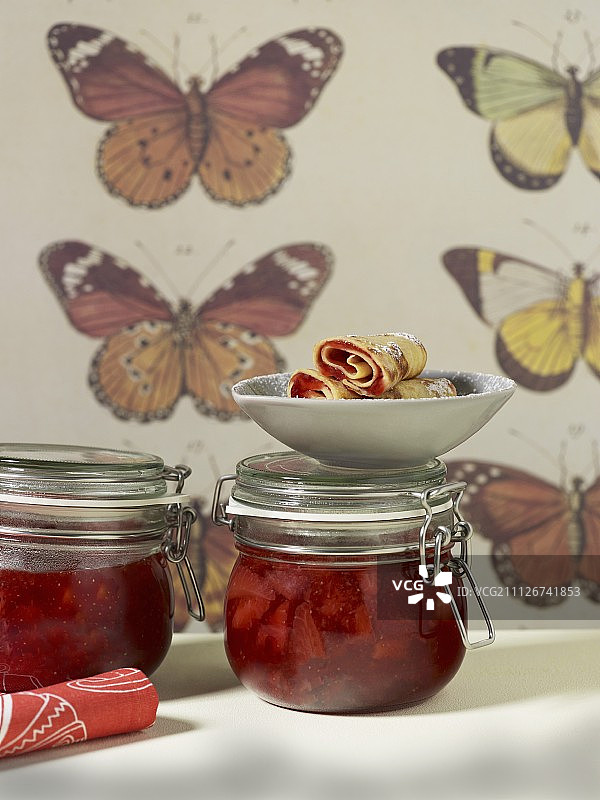 两罐草莓酱和薄煎饼图片素材