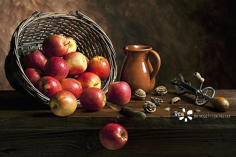 苹果、核桃、旧式手动搅拌器和刀具静物图片素材