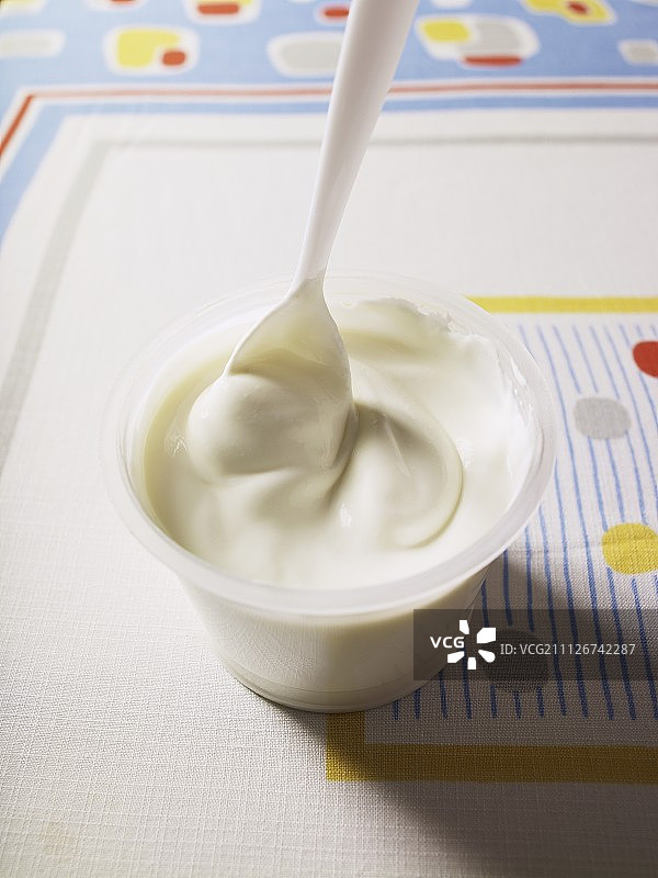 杯装奶油酸奶与塑料勺图片素材