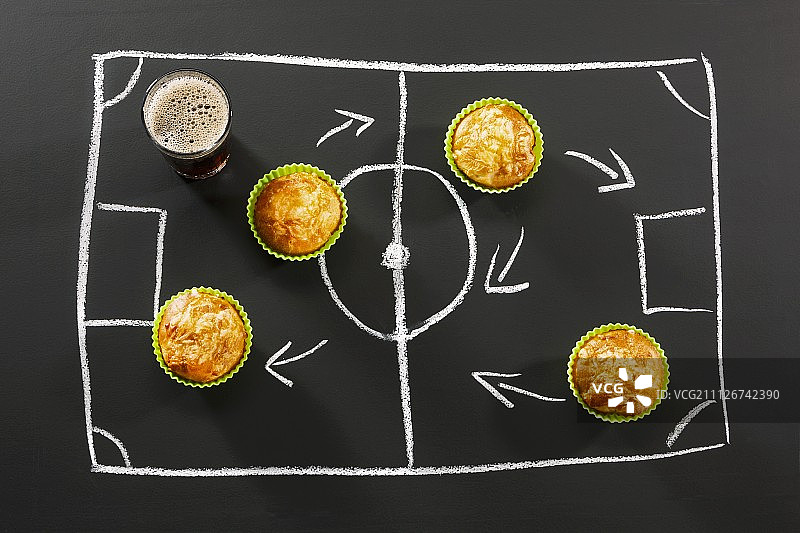 足球主题派对的美味松饼和可乐图片素材