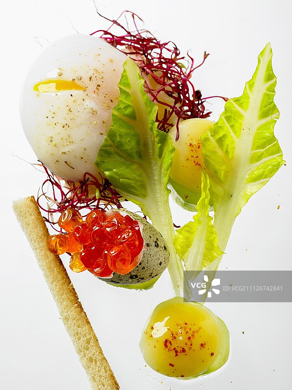 水波蛋佐蔬菜和鱼子酱。图片素材