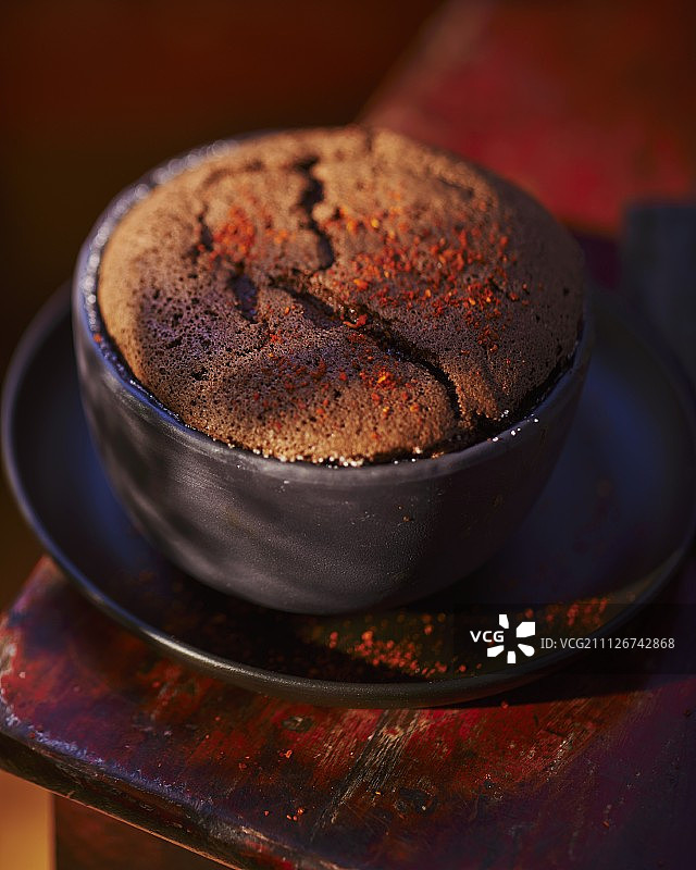 深灰色烤盘中的巧克力舒芙蕾图片素材