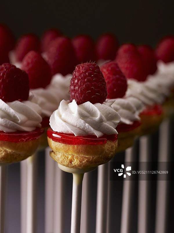 迷你圣多诺黑蛋糕配奶油覆盆子串图片素材