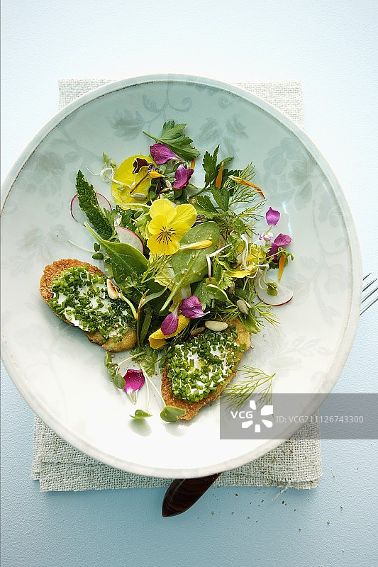 香辣香草沙拉配鲜花和细香葱面包丁图片素材