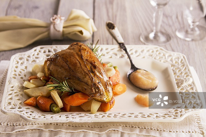 胡萝卜混合苹果酱烤野鸡胸脯肉图片素材