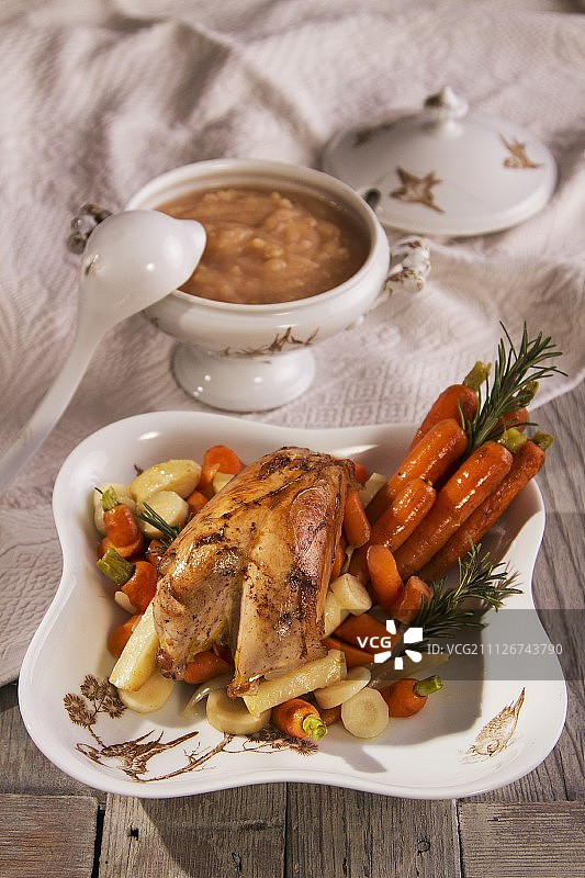 涂油的野鸡胸肉配胡萝卜什锦和苹果酱图片素材