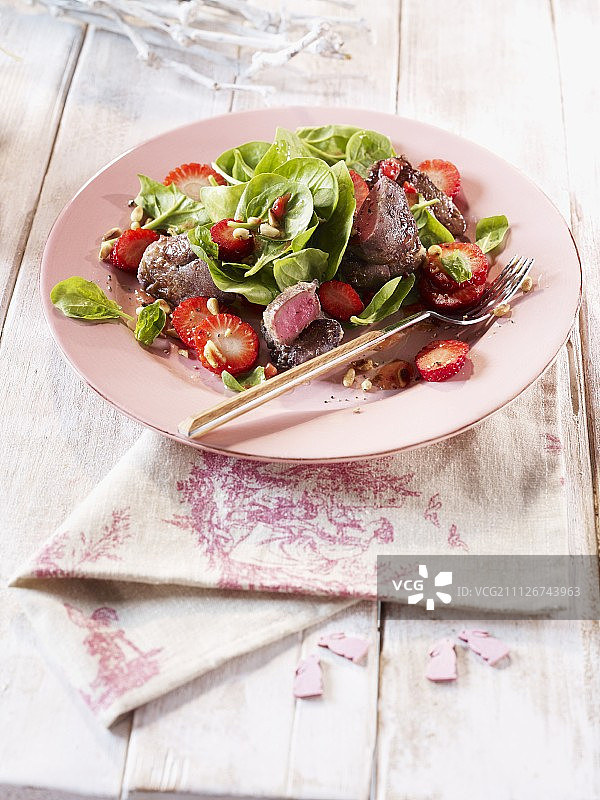 菠菜沙拉上的野鸭肝图片素材