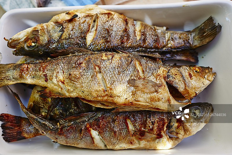 一盘烤鱼图片素材