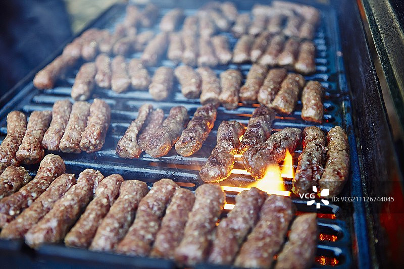 烧烤架上的Cevapcici烤肉图片素材