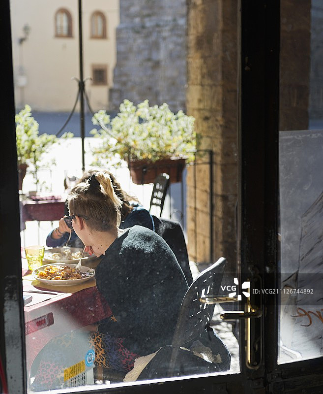 马萨·马里蒂马（意大利托斯卡纳）一家餐厅里的人们图片素材