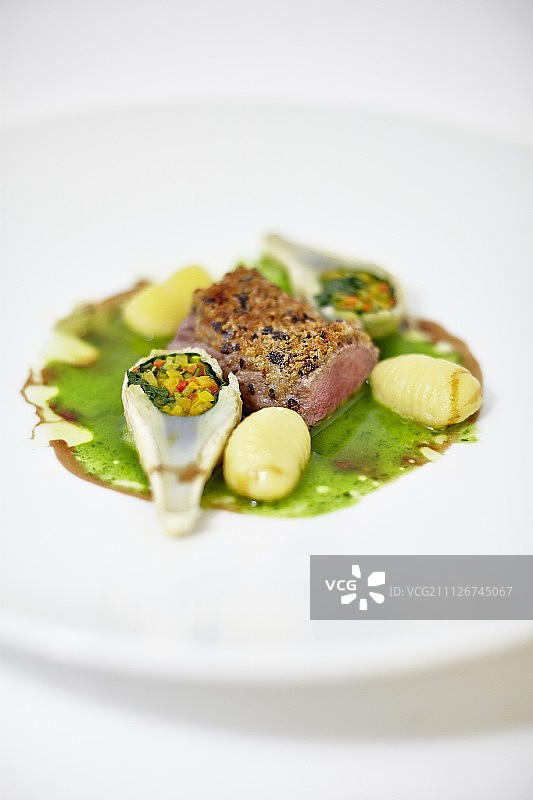 鹿肉片配朝鲜蓟和意大利面图片素材