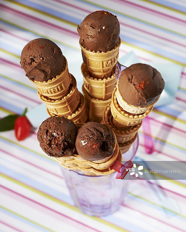 撒有辣椒粉的冰淇淋甜筒中的巧克力冰淇淋图片素材