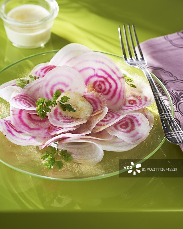 萝卜薄片配细叶芹图片素材