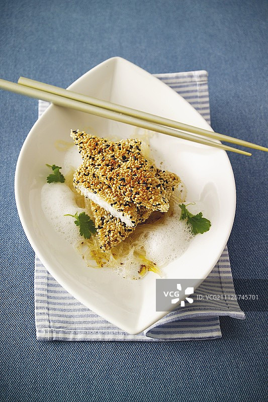 多莉鱼片配芝麻、玻璃面和椰子泡沫图片素材