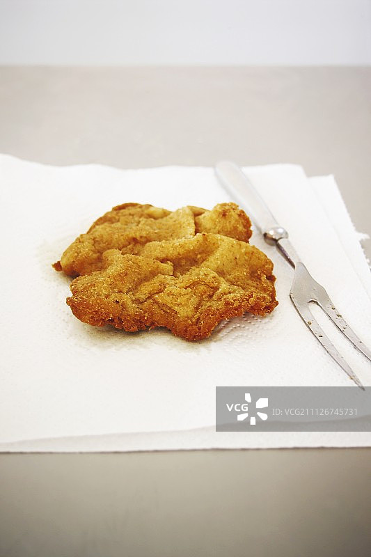 烘焙纸上的维也纳炸肉排图片素材