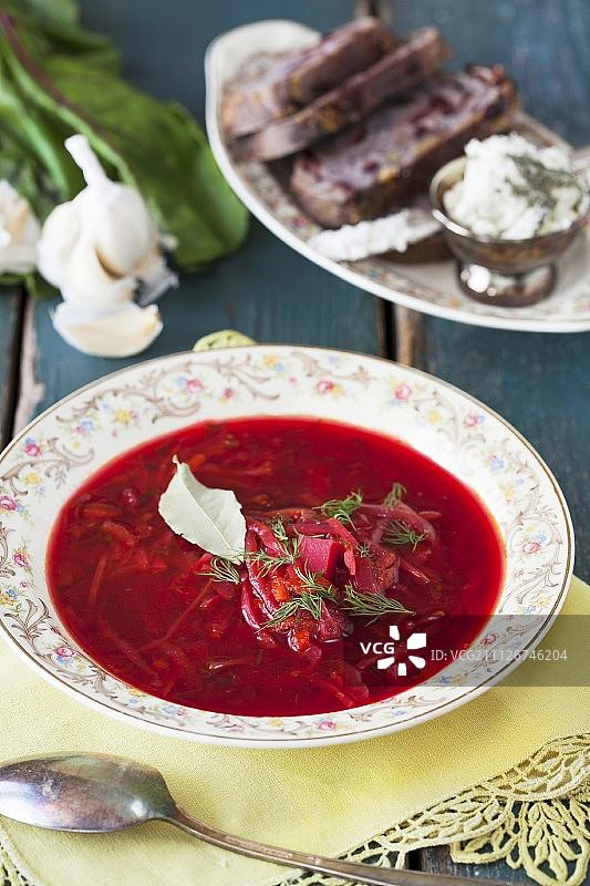 素食红菜汤配面包和奶酪酱图片素材