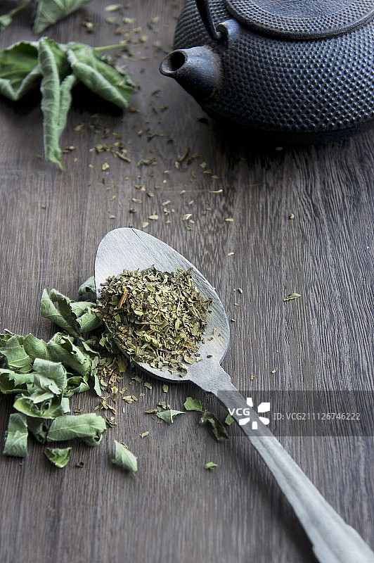 薄荷茶、干黑莓叶和茶壶图片素材
