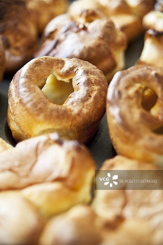 新鲜出炉的约克郡布丁（特写）图片素材