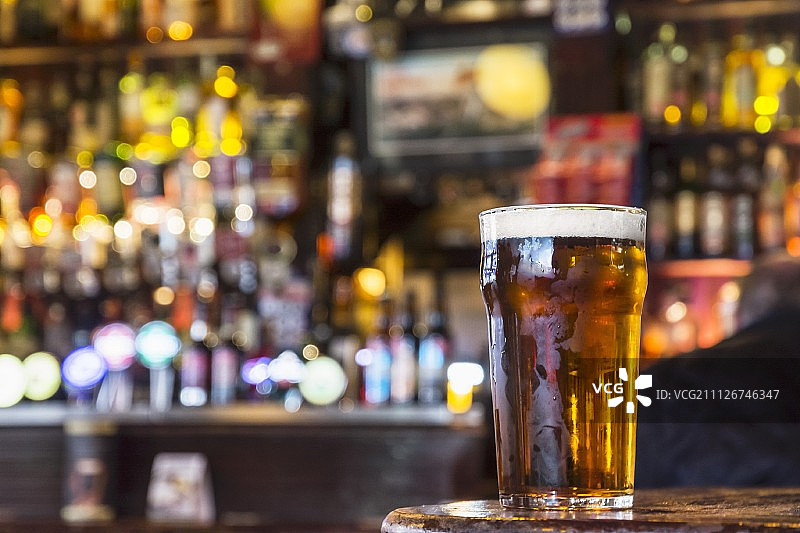 酒吧里一杯新鲜的麦芽啤酒图片素材