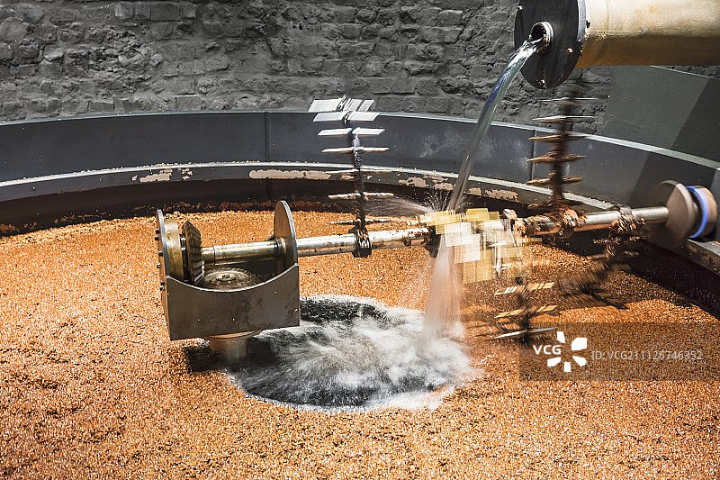 用于加工麦芽浆酿造威士忌的大桶图片素材