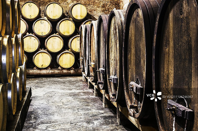 酒窖里的木桶（小桶酒窖）图片素材
