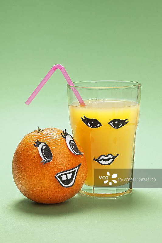 橙子和一杯有表情的橙汁图片素材