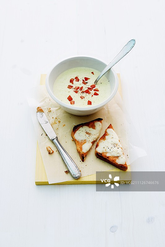 韭葱土豆汤配奶酪吐司图片素材