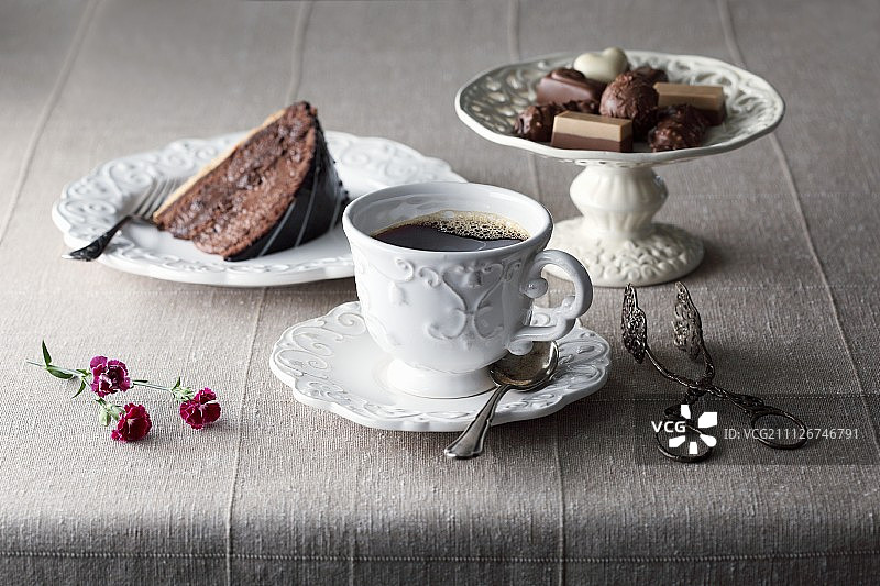 一杯咖啡、蛋糕和各种果仁糖图片素材