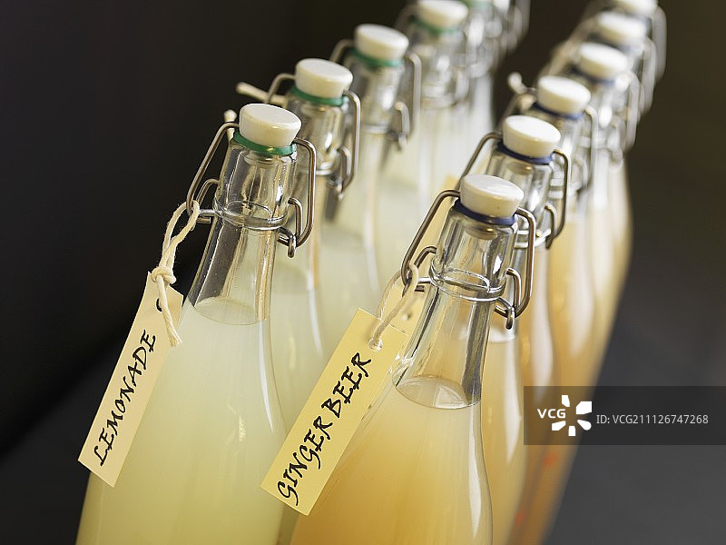 柠檬水和姜汁啤酒瓶图片素材