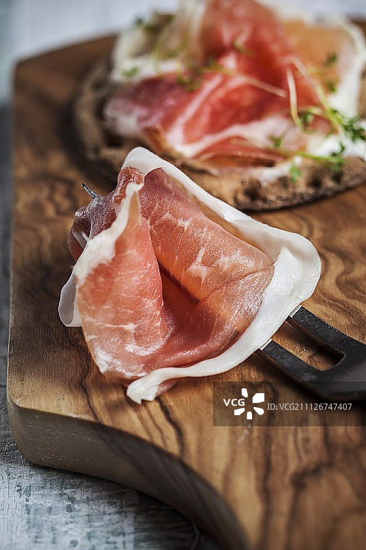 木板上的帕尔马火腿与叉子图片素材