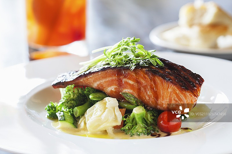 照烧烤三文鱼配蔬菜图片素材
