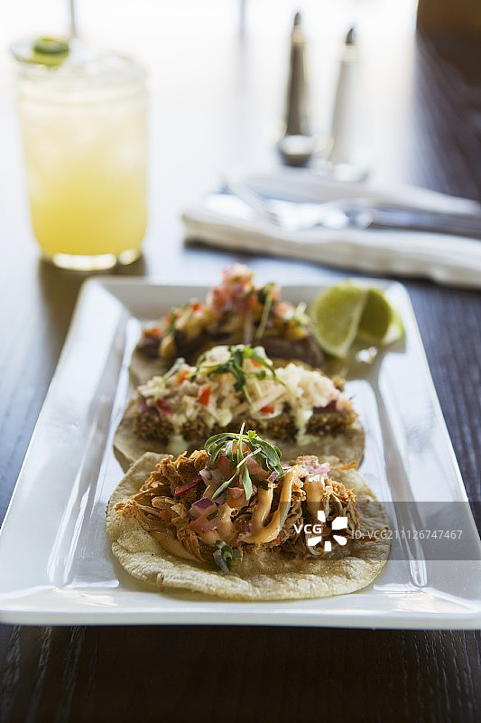 三种不同馅料的墨西哥卷饼图片素材