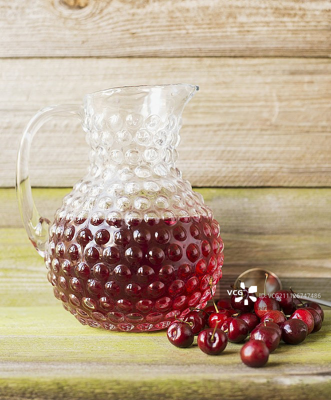 一罐樱桃汁和新鲜樱桃图片素材