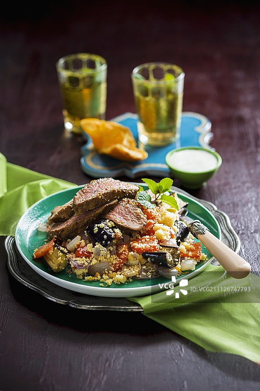 烤羊肉配粗麦和炒蔬菜图片素材