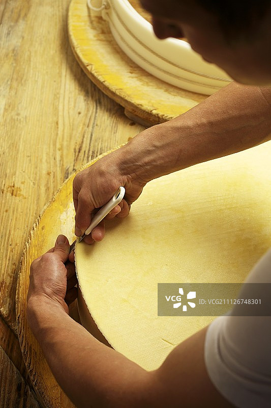 福拉尔贝格山区奶酪制作（奥地利福拉尔贝格州布雷根茨森林）图片素材