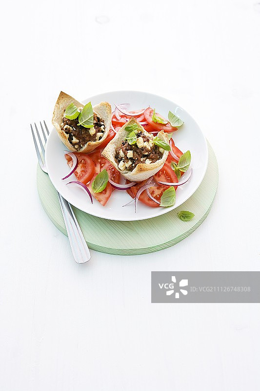 番茄沙拉上的肉末馅饼图片素材