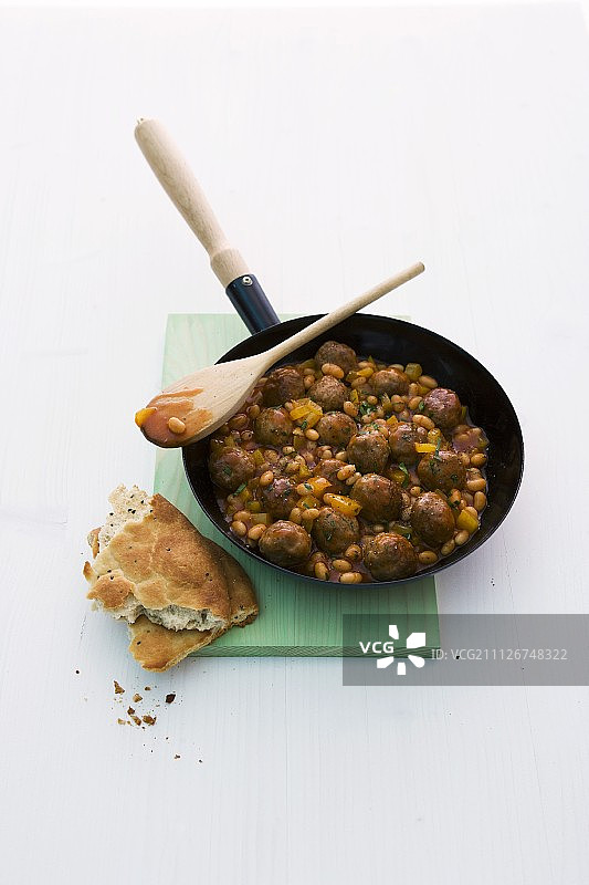 烤豆肉丸配无酵饼图片素材