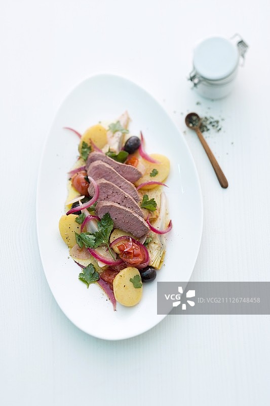 地中海风味土豆沙拉羊肉片图片素材
