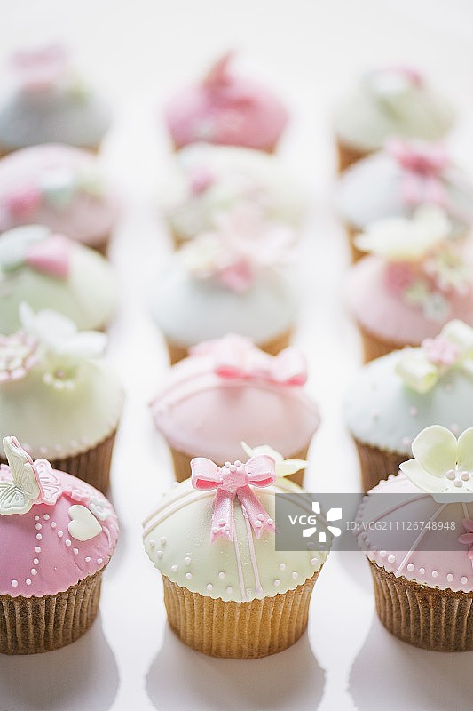 婴儿送礼会用粉彩色纸杯蛋糕图片素材