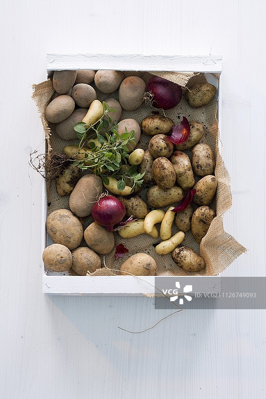 盒装的各种土豆、红洋葱和香草图片素材