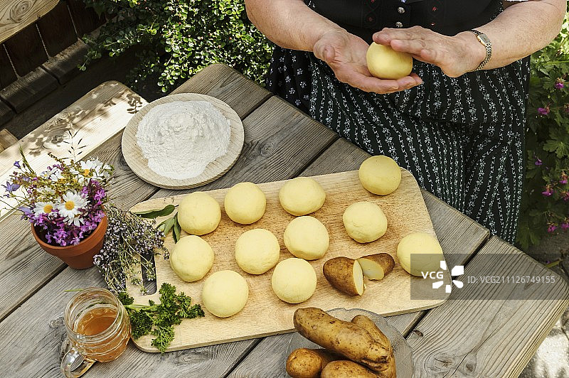 制作土豆丸子（德语配音）图片素材