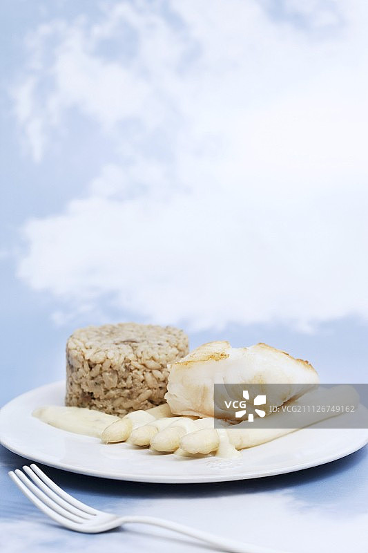 炸安康鱼片配芦笋烩饭图片素材