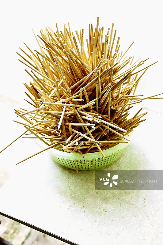 塑料筛子里的木制牙签图片素材