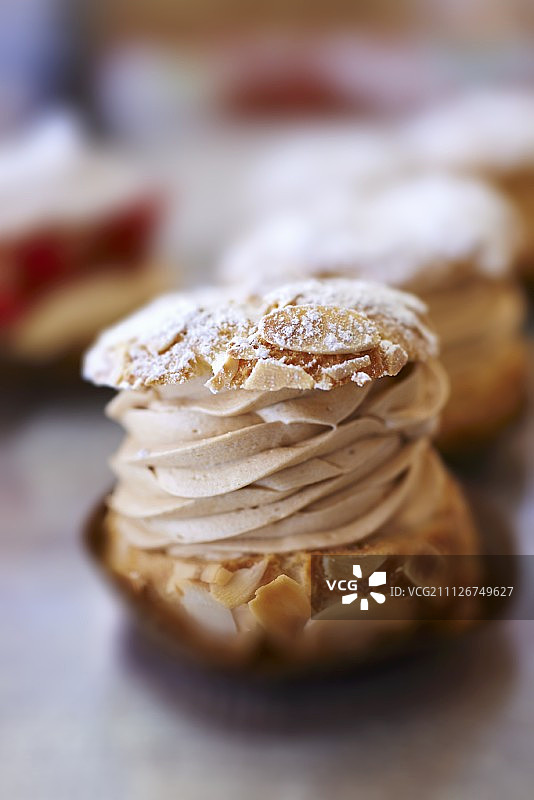 巧克力奶油杏仁蛋糕图片素材