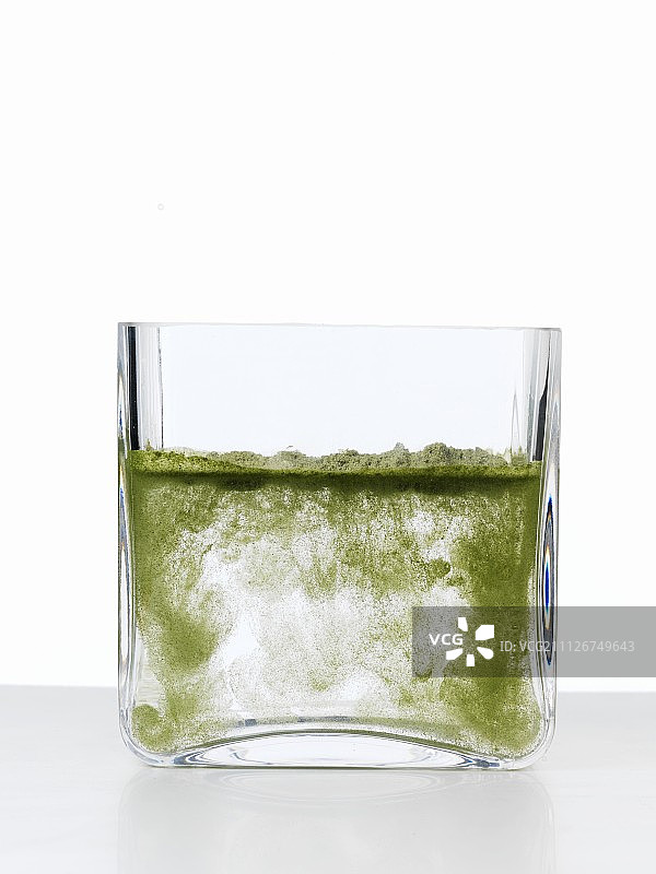 加草药粉的浓稠玻璃杯中的水图片素材