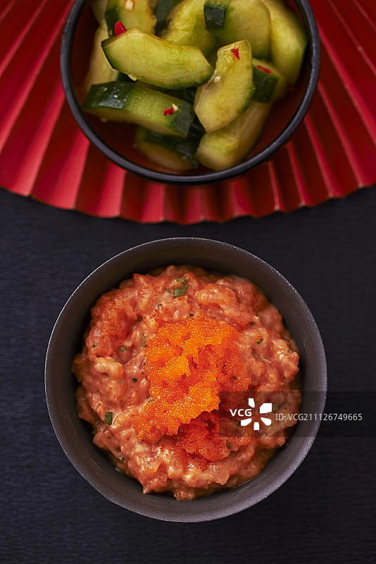 鞑靼三文鱼配橙色鱼子酱和辛辣黄瓜沙拉图片素材